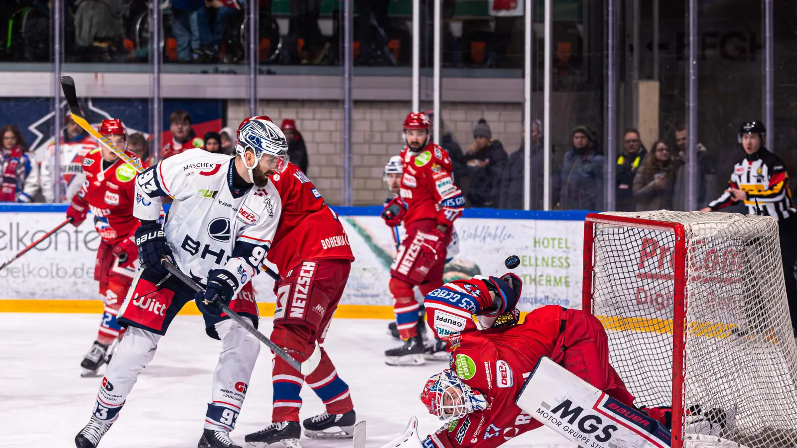 Unglaublich, aber wahr: Dieser Versuch von Lukas Vantuch (weißes Trikot) landete nicht im Selber Tor. Wölfe-Goalie Kevin Carr parierte unter Aufbietung all seiner akrobatischen Fähigkeiten. (Bild: Werner Moller)