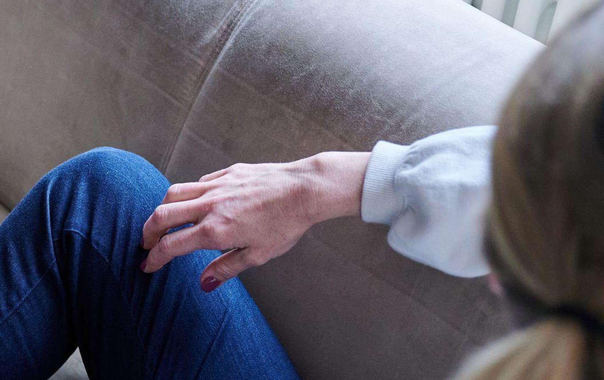 Laut der Statistik leben Frauen etwas häufiger alleine als Männer. (Symbolbild) (Bild: Annette Riedl/dpa)