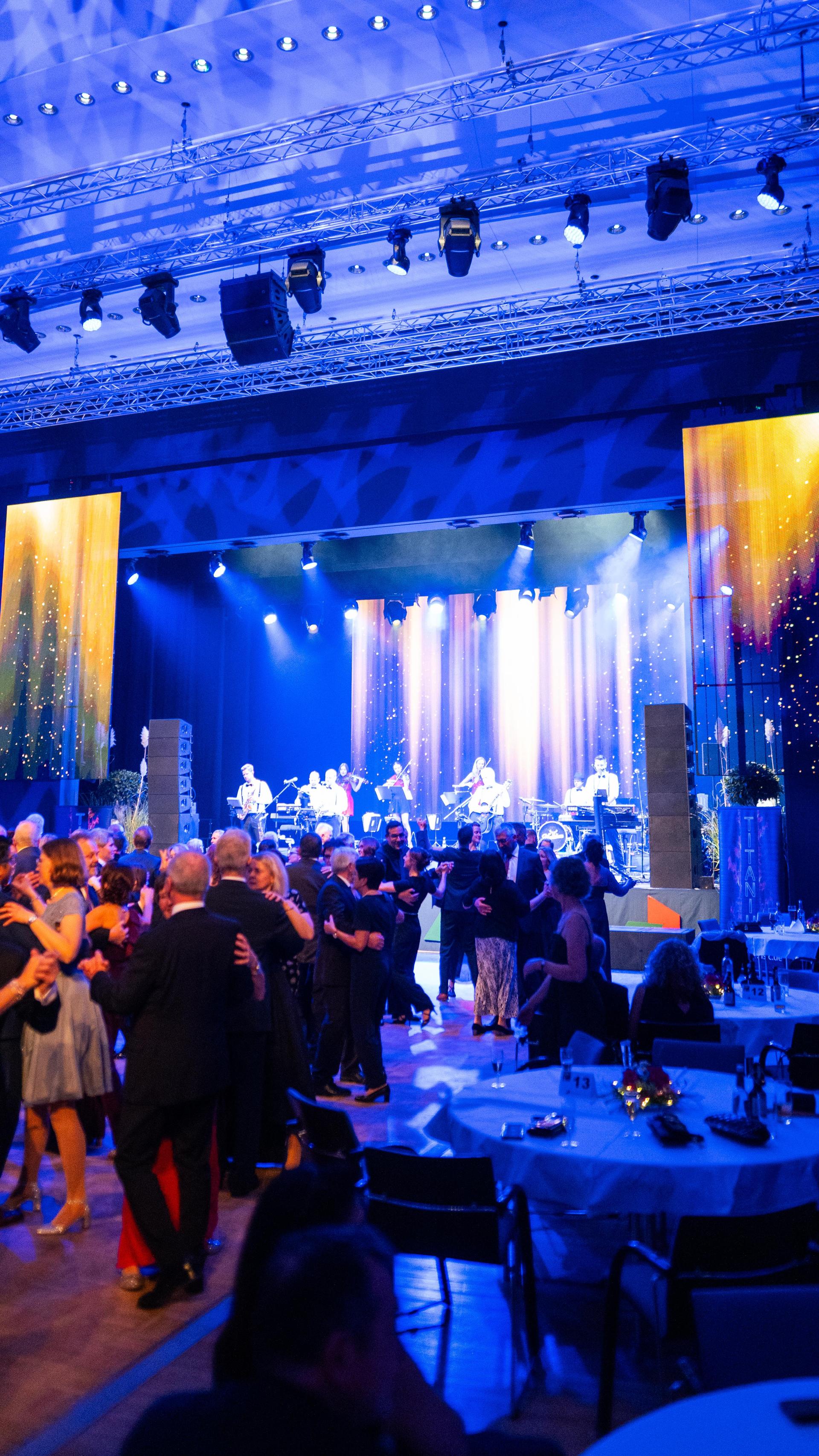 Am Samstag wurde es in der Weidener Max-Reger-Halle außergewöhnlich festlich. (Bild: Hannes Stock)