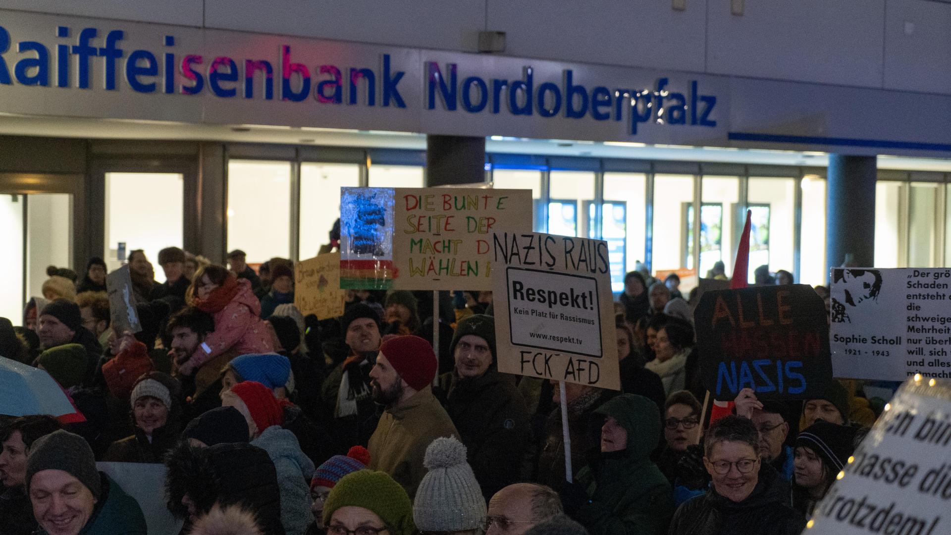 Bei der Demo gegen Rechts haben sich tausende Menschen zu einem Protestmarsch durch Weiden versammelt. (Bild: knz)