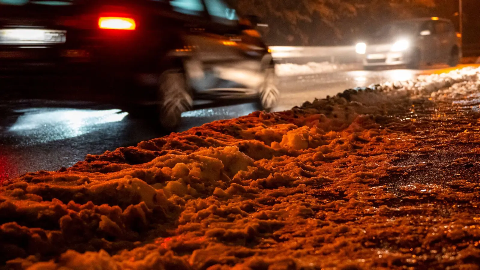 Schnee und Eis führen auch am Donnerstagmorgen zu Unfällen auf den Straßen in der Oberpfalz. (Symbolbild: Daniel Vogl/dpa)