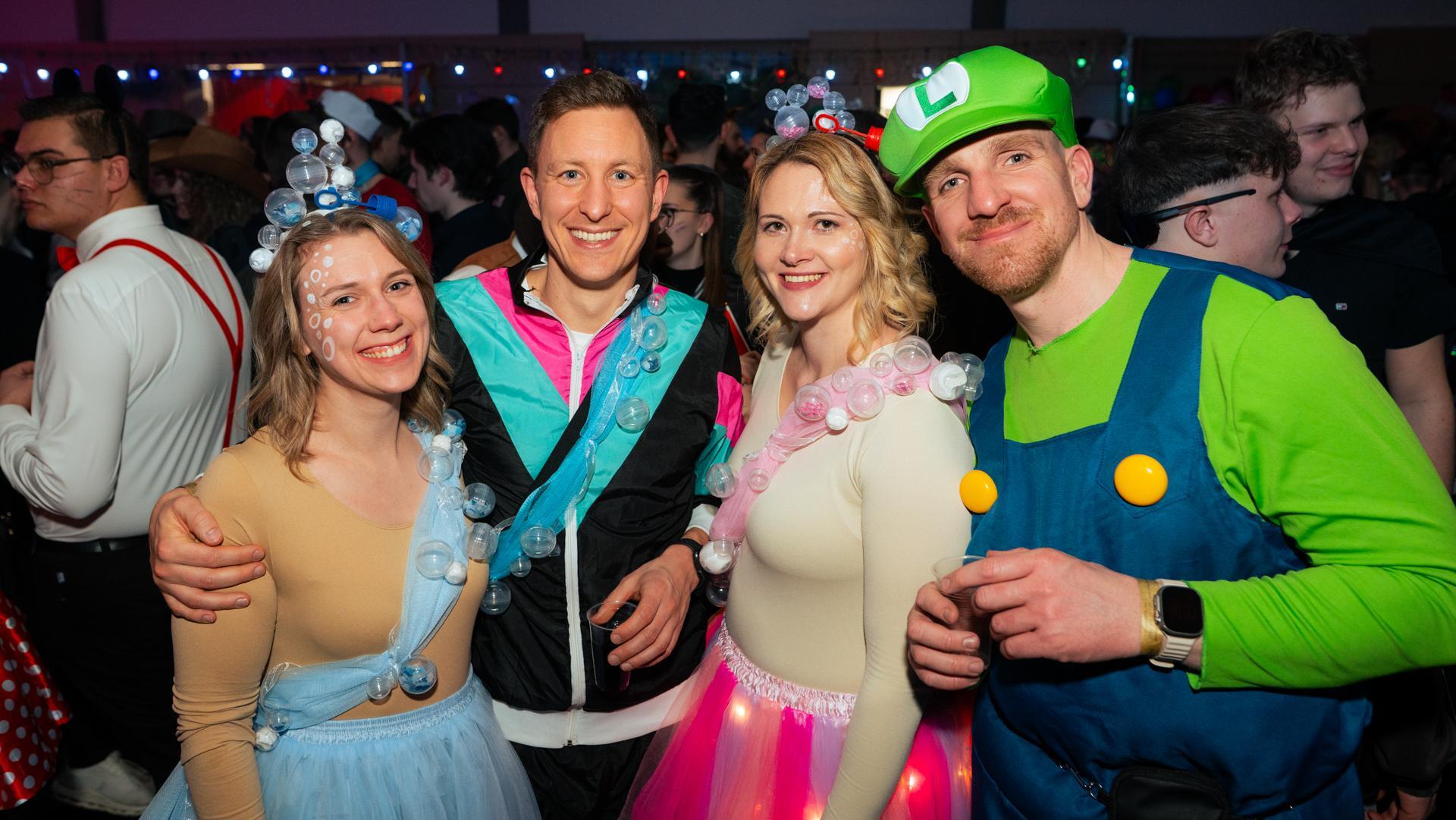 Am Sportlerball in Schirmitz gings mit Vollgas weiter im Faschingstreiben.  (Bild: Hannes Stock)