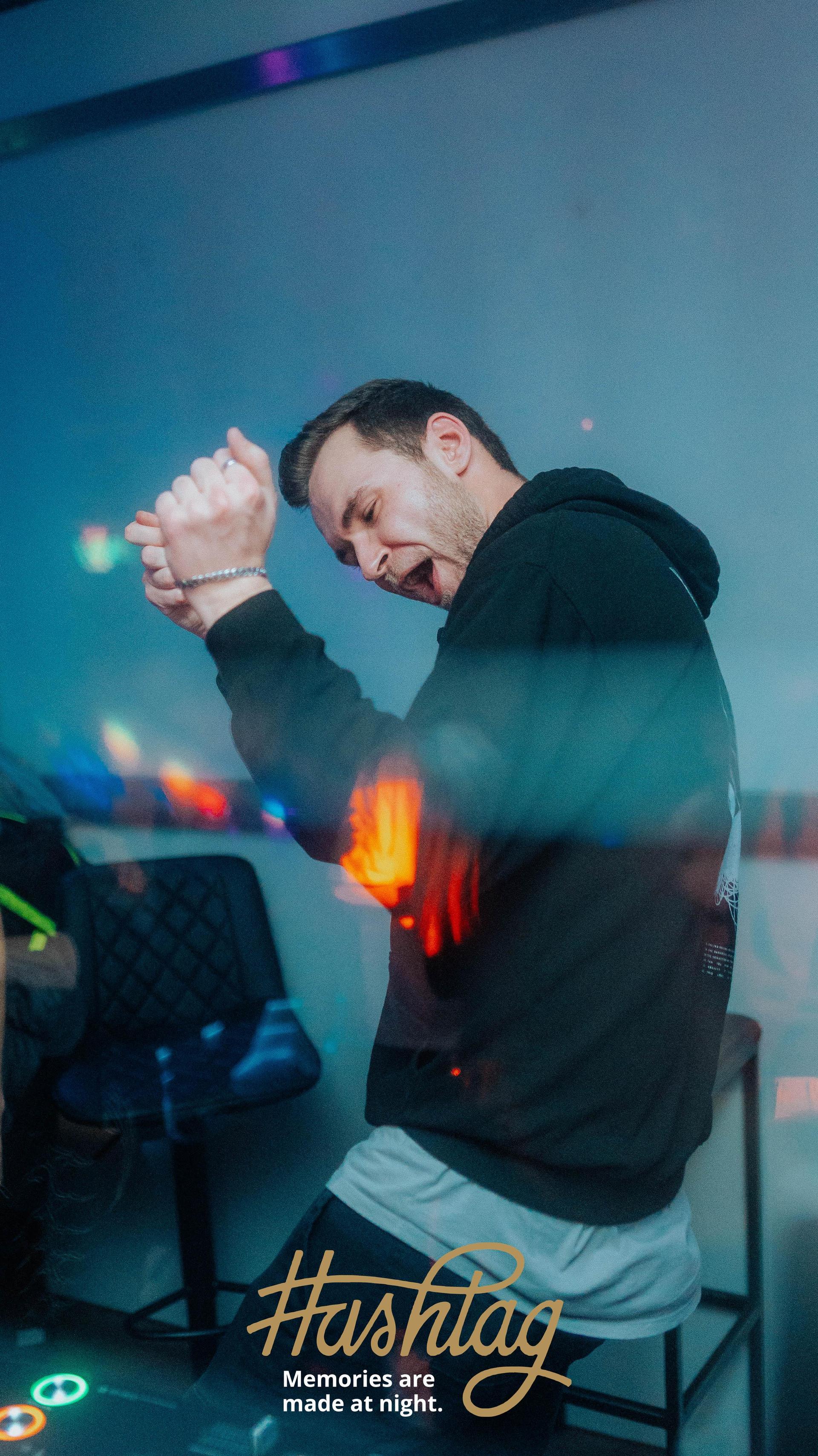 „Geld zurück” war das Motto bei der Party am Freitag im Hashtag Weiden.  (Bild: Sebastian Reiter)