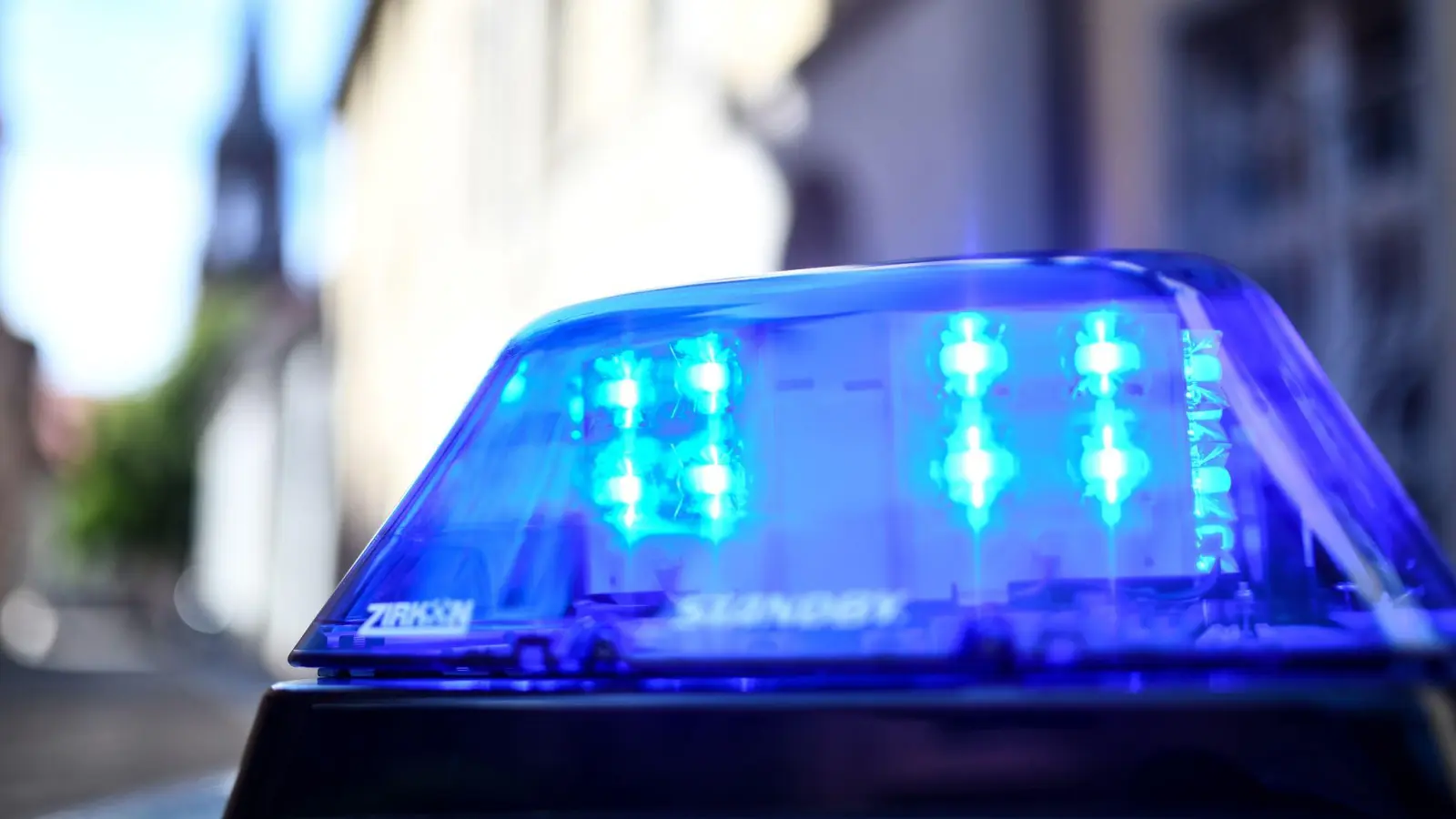 Wie die Polizei mitteilt, sind in Kümmersbruck die Scheiben eines Baggers eingeschlagen worden.  (Bild: Patrick Seeger/dpa)