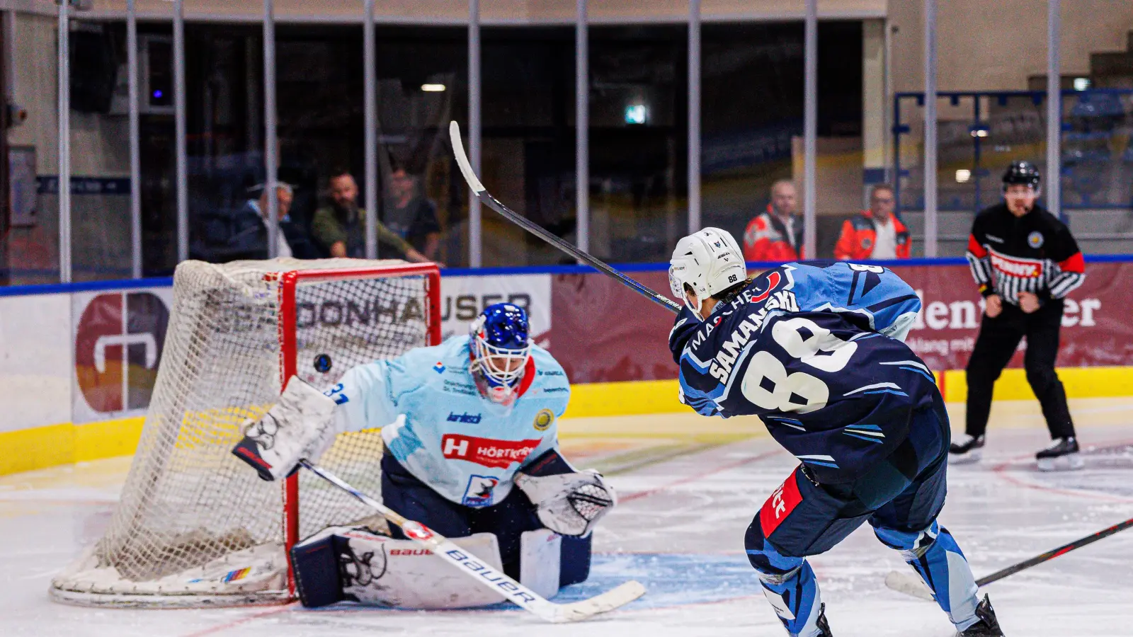 Zack und ab ins kurze Eck: Noah Samanski erzielt in dieser Situation das zwischenzeitliche 2:0 für die Blue Devils Weiden im Testspiel am Samstagabend gegen die Heilbronner Falken. (Bild: Werner Moller)
