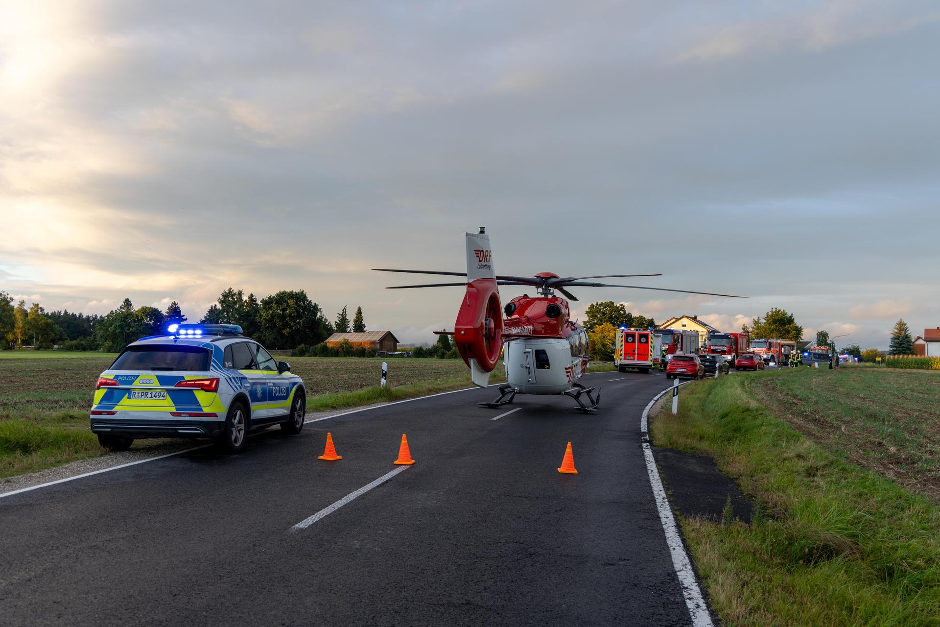 Ein schwerer Verkehrsunfall auf der St 2168 bei Kemnath forderte ein Todesopfer. (Bild: Roland Wellenhoefer)