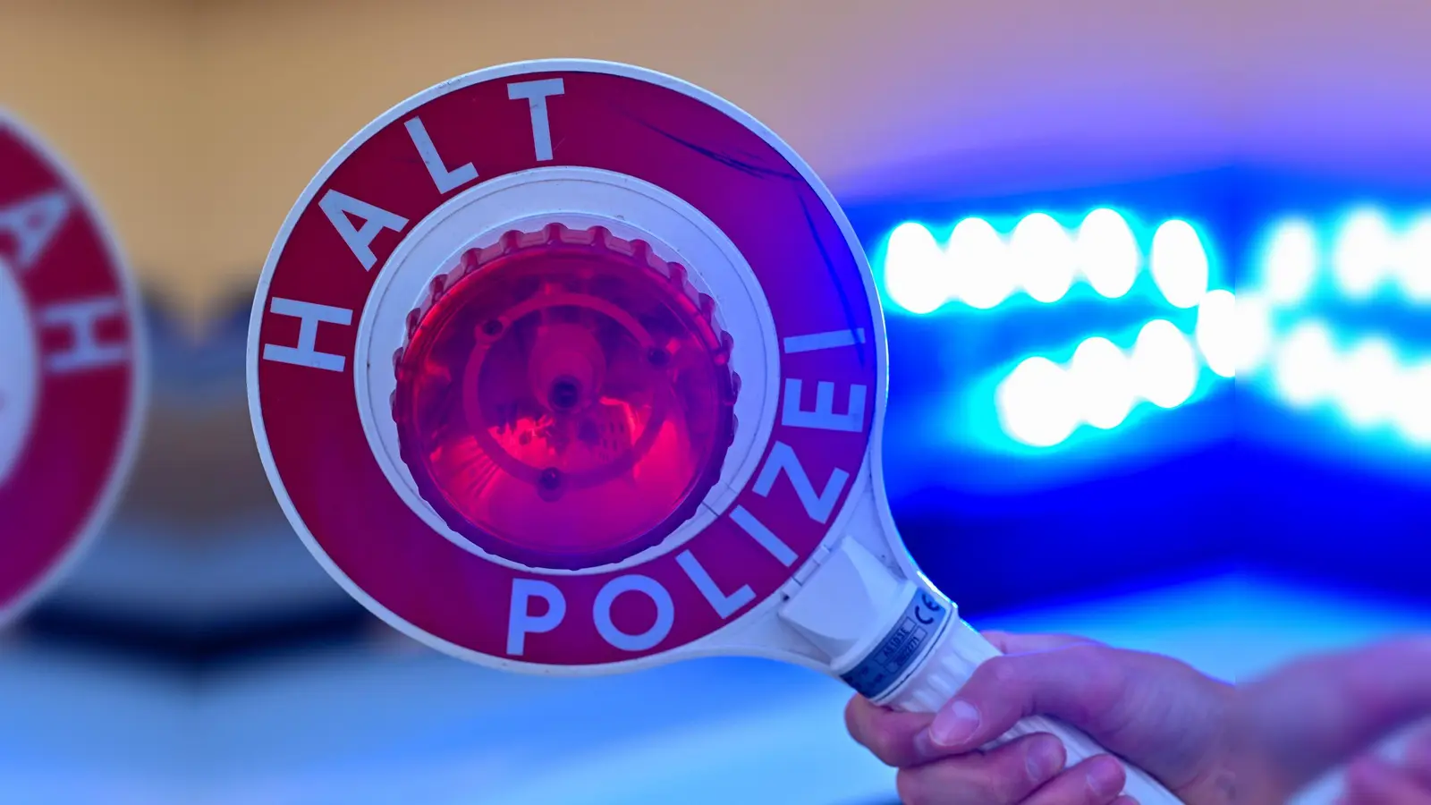 Zwei Haftbefehle hat die Grenzpolizeiinspektion Waidhaus bei Grenzkontrollen auf der A6 vollstreckt. (Bild: Patrick Pleul/dpa)