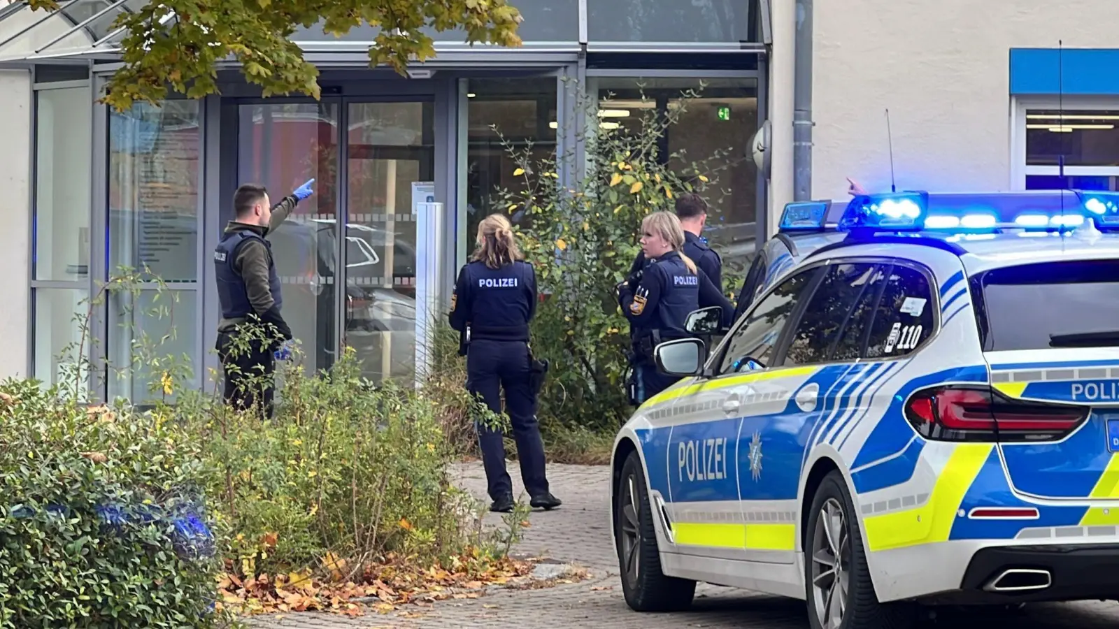 Polizisten stehen vor der kinder- und jugendpsychiatrischen Einrichtung in Regensburg. Dort soll en 15-Jähriger ein Kind getötet haben. (Archivbild: André Baumgarten/Mediengruppe Bayern /dpa)
