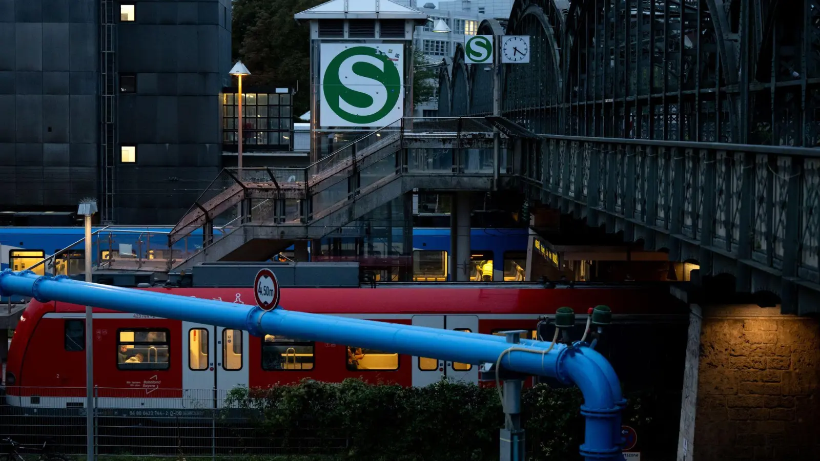 Ein 26-Jähriger betrat am Sonntag betrunken den Gleisbereich.  (Symbolbild: Sven Hoppe/dpa)