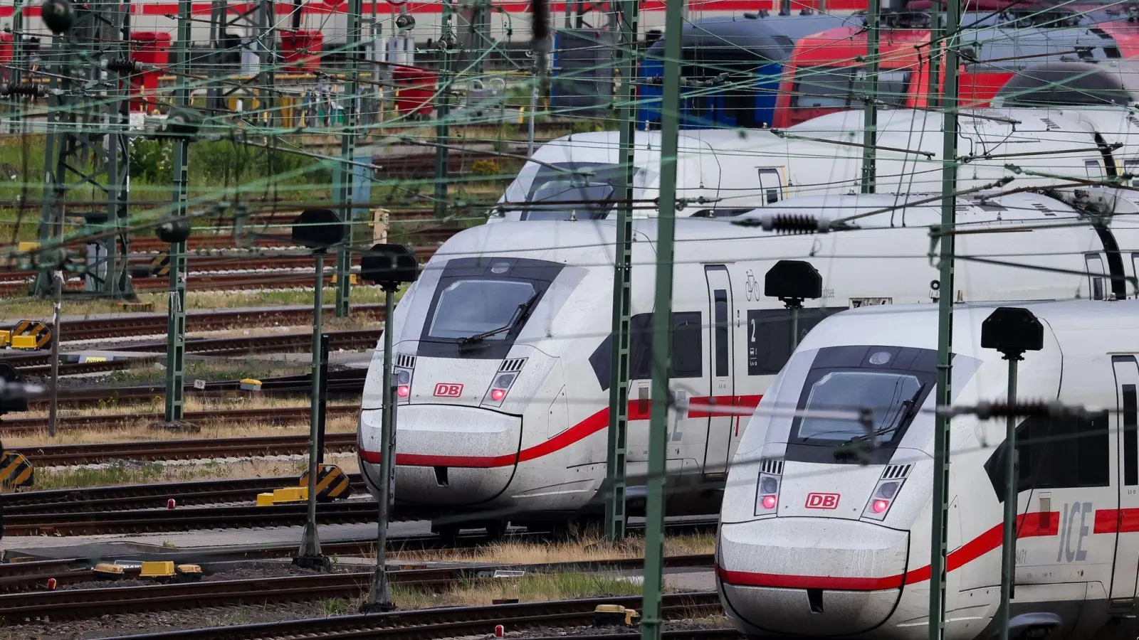Bei der Deutschen Bahn wird es voraussichtlich Streiks geben. (Bild: Christian Charisius/dpa/Archivbild)