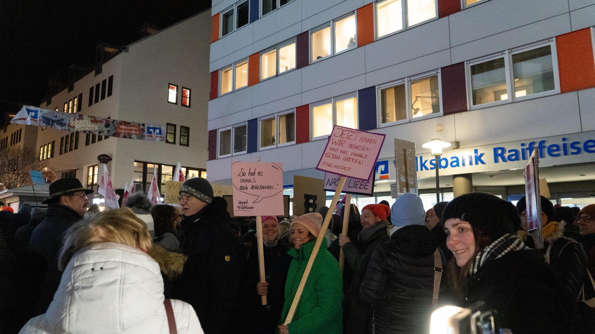 Bei der Demo gegen Rechts haben sich tausende Menschen zu einem Protestmarsch durch Weiden versammelt. (Bild: knz)
