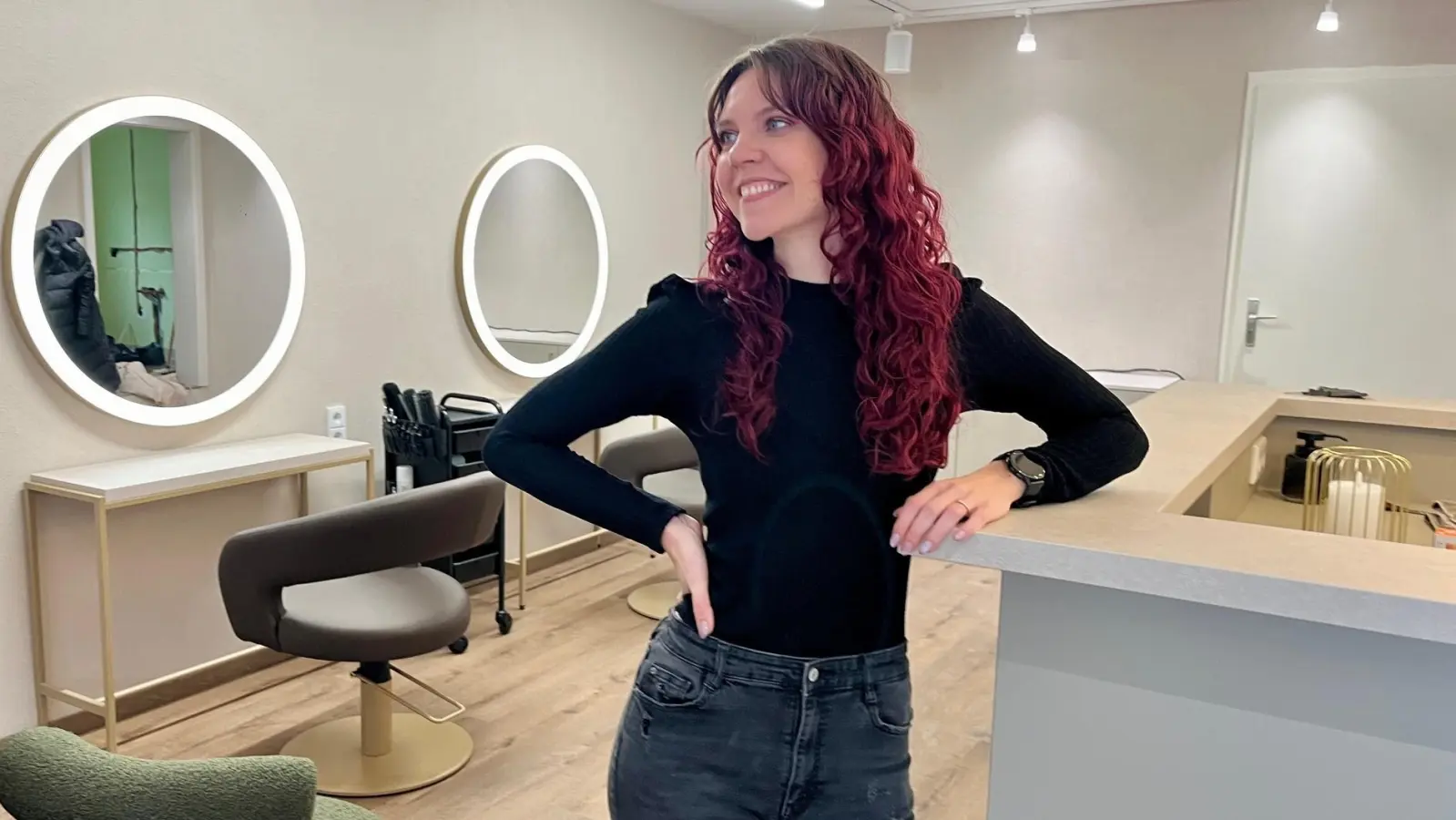 Sie will vor allem mit ihrer Kreativität überzeugen: Jana Reyes in ihrem neuen Friseursalon „Mit Herz und Farbe” in Weiherhammer.  (Bild: Gabi Schönberger)