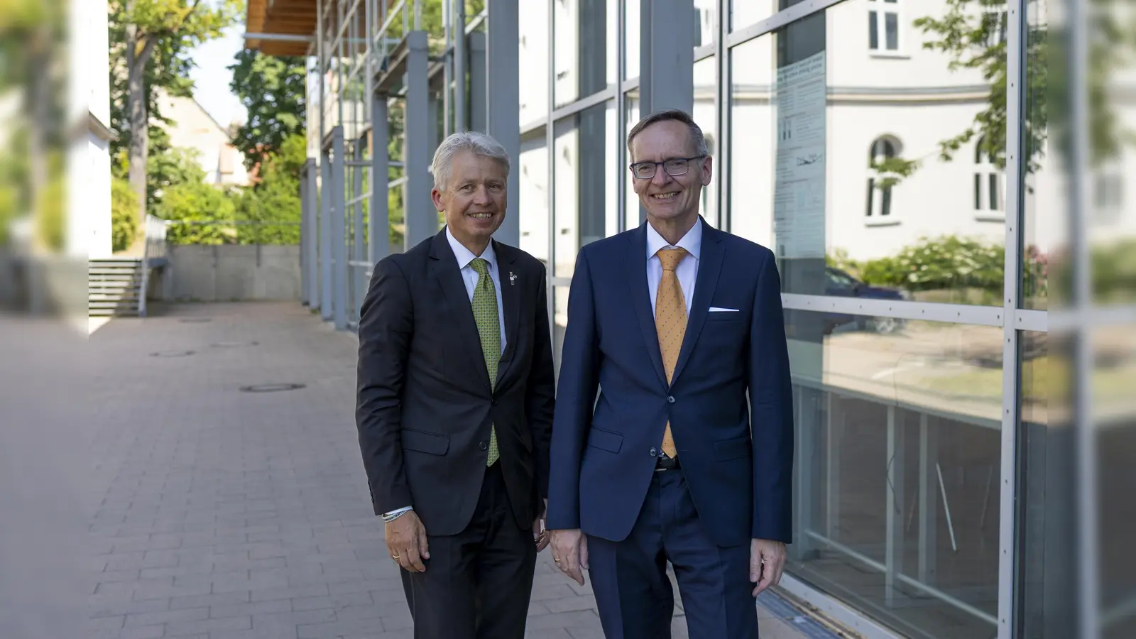 Hochschulpräsident Prof. Dr. Clemens Bulitta (links) gratuliert Prof. Dr. Bernhard Frenzel (rechts) zu seinem neuen Amt als Vizepräsident für Digitale Transformation, Qualitäts- und Prozessmanagement an der OTH Amberg-Weiden. (Bild: Johanna Nübler/ OTH Amberg-Weiden)