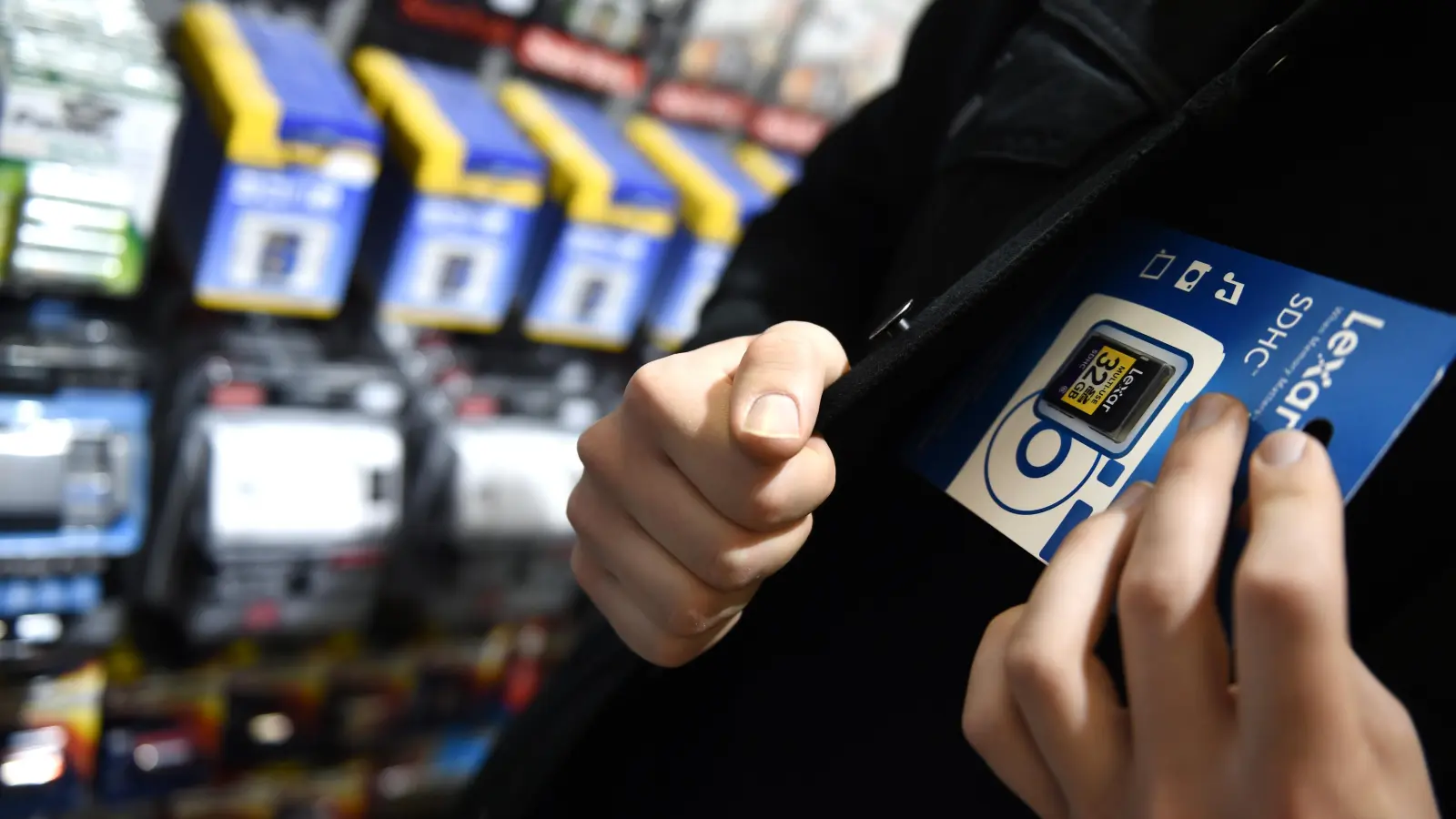 Lebensmittel, Kosmetika sowie Wertkarten für Mobiltelefone versuchte am Samstag ein Mann aus einem Verbrauchermarkt in Weiden zu stehlen. (Symbolbild: Felix Kästle)