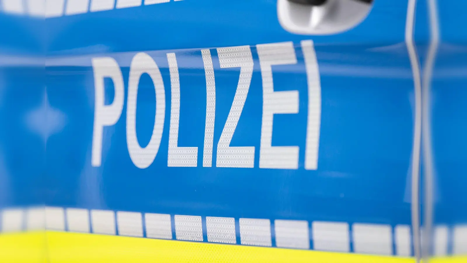 Ein Unbekannter hat in Weiden ein Verkehrszeichen beschädigt. (Symbolbild: Boris Roessler/dpa)