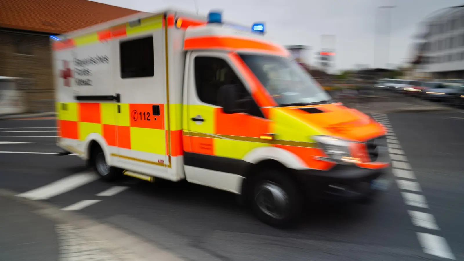 Sanitäter bringen den 20 Jahre alten Fußgänger in ein Krankenhaus. (Symbolbild) (Bild: Nicolas Armer/dpa)