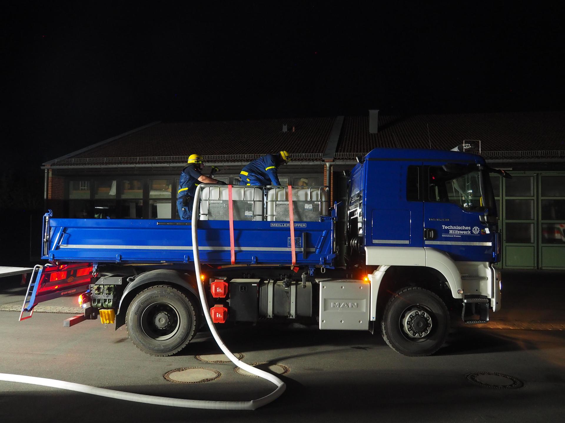 Aus einer Zisterne am Bauhof werden insgesamt rund 12.000 Liter Wasser befördert, um die Bevölkerung mit Brauchwasser zu versorgen. (Bild: Richard Meiler, THW Weiden/exb)