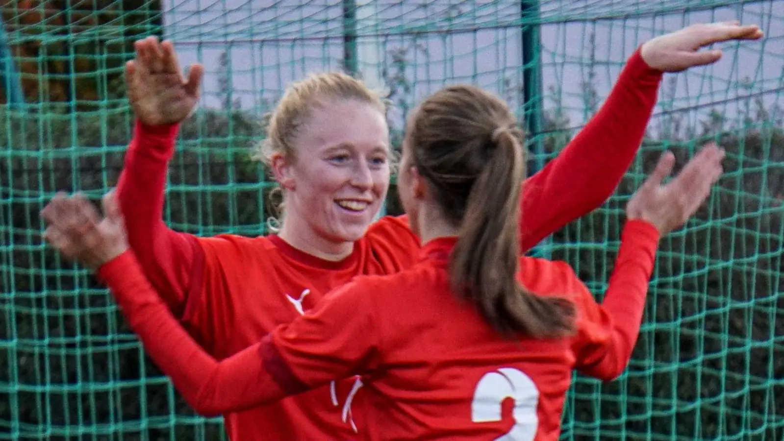 Anne Wagner (links) und Miriam Geitner nach dem Treffer zum 2:0. (Bild: Hannah Dirscherl)