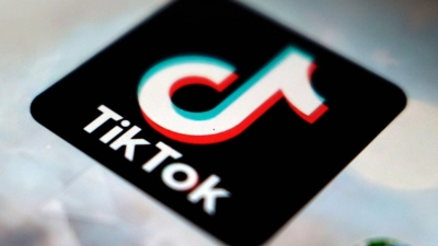 Gegen die Online-Plattform TikTok wird von seiten der EU-Kommission ein Verfahren eröffnet. (Bild: Kiichiro Sato/AP/dpa)