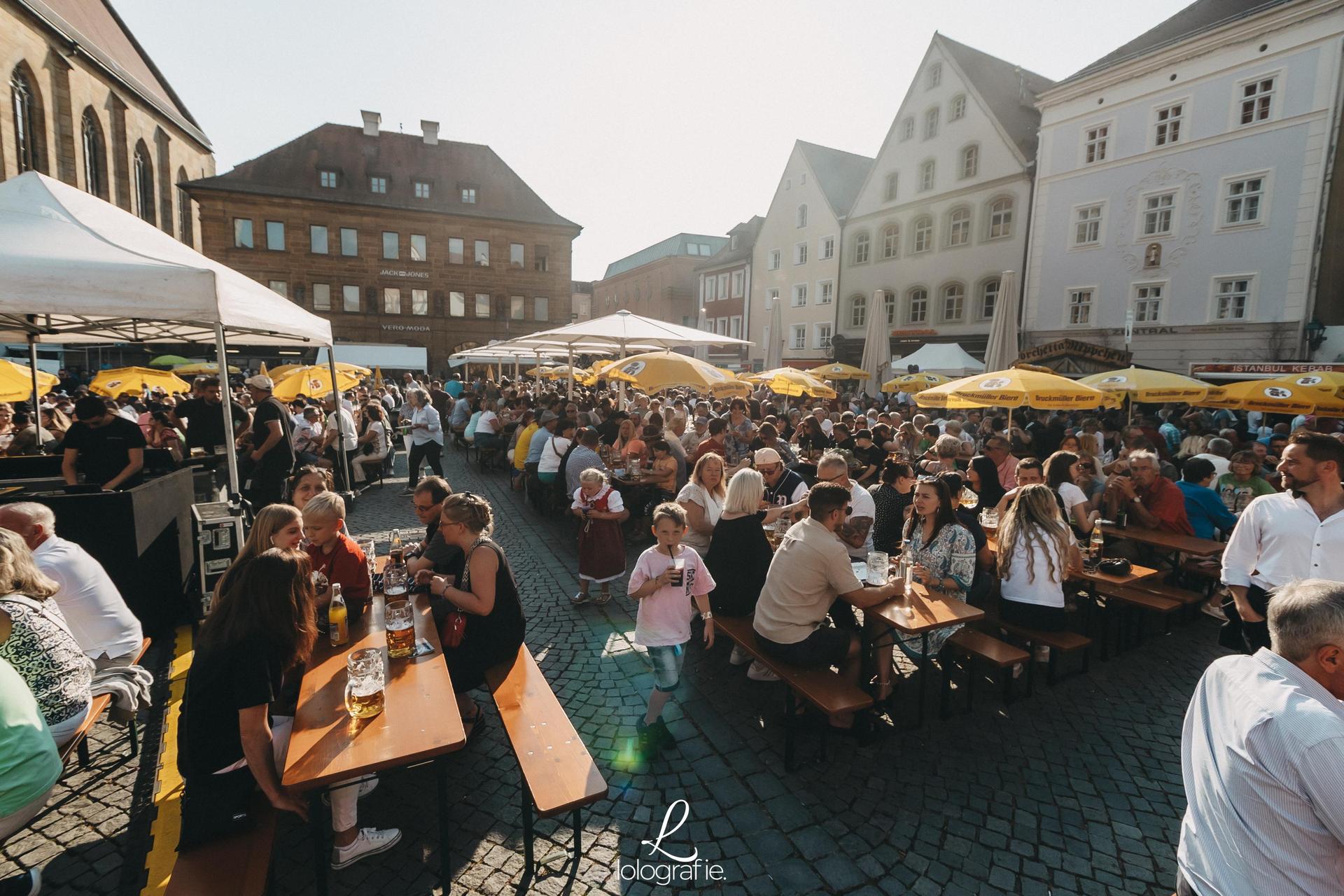 Das war am Marktplatz am Amberger Altstadtfest los! (Bild: Lolografie)