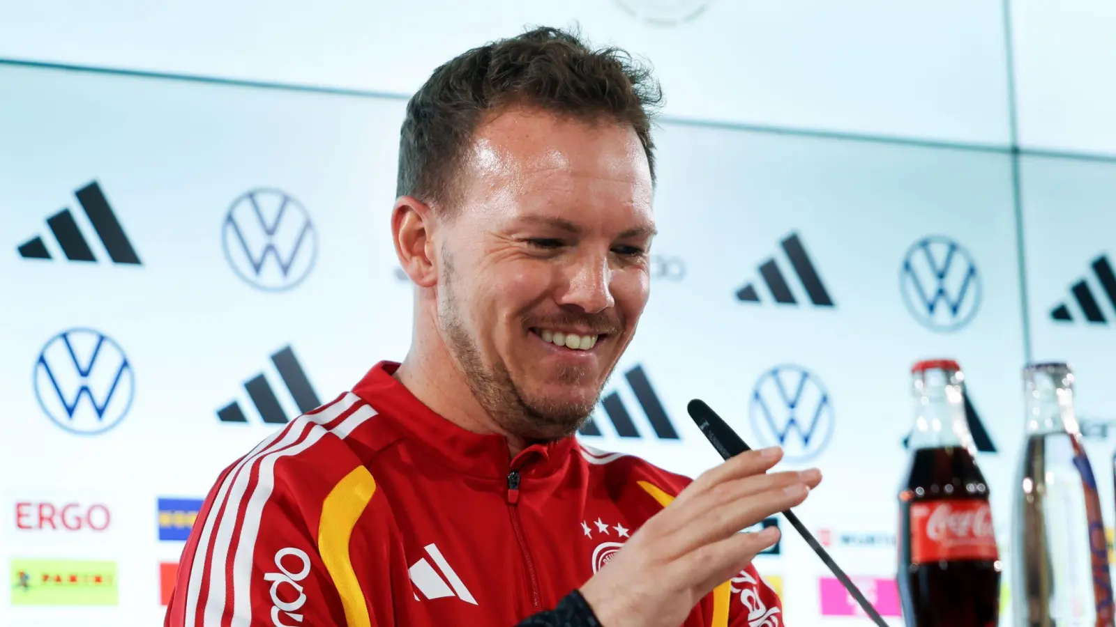 Julian Nagelsmann richtet das Mikrofon bei der Pressekonferenz.  (Bild: Christian Charisius/dpa)