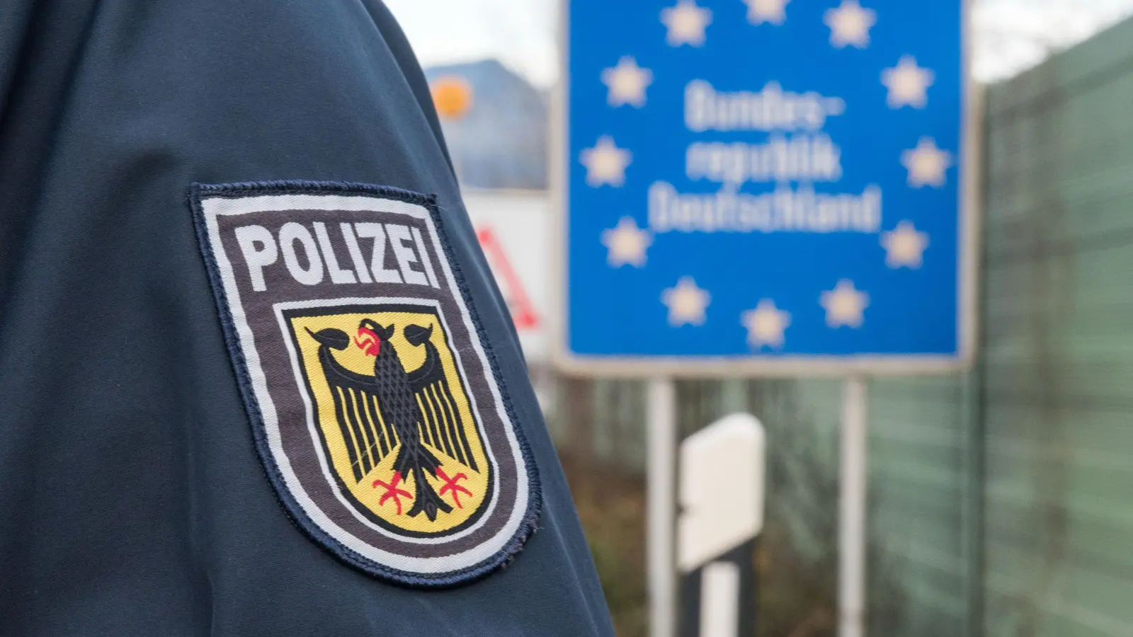 Die Reise nach Deutschland endete für einen 32-jährigen Mann bereits an der A6 bei Waidhaus. Er war mit gefälschten Ausweisdokumenten unterwegs. (Bild: Bundespolizei)