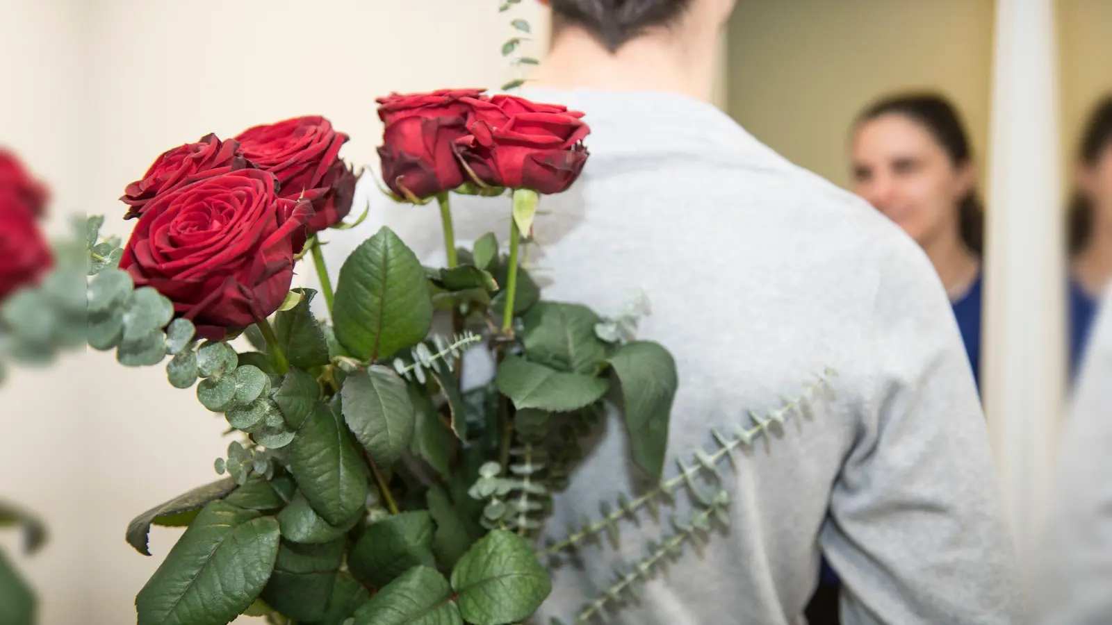 Es gibt viele Arten, wie sich Wertschätzung zeigen lässt. Mit Rosen zum Beispiel. (Symbolbild: Robert Günther/dpa-tmn)