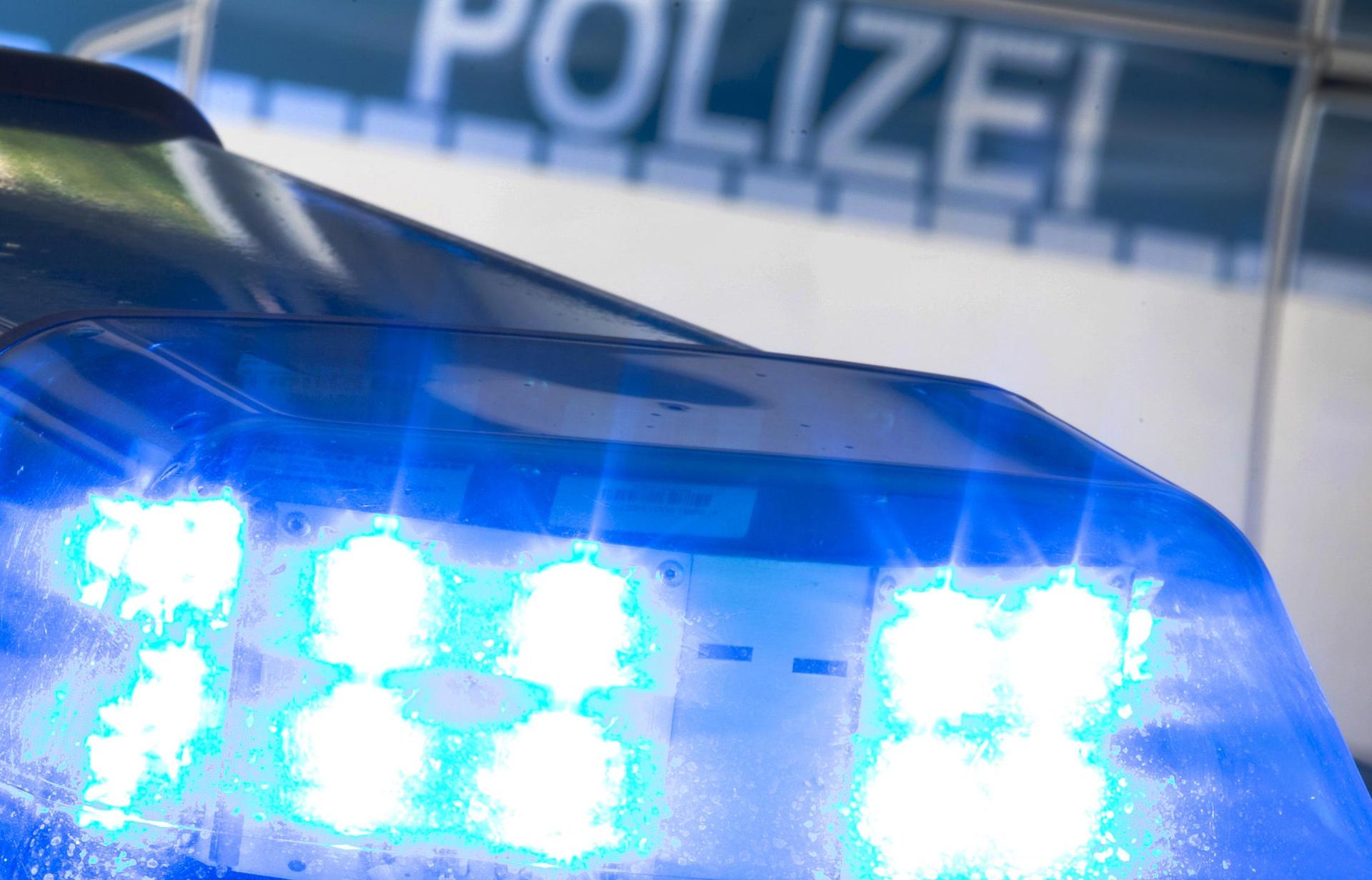 Ein Pkw fängt plötzlich Feuer. (Bild: Friso Gentsch)