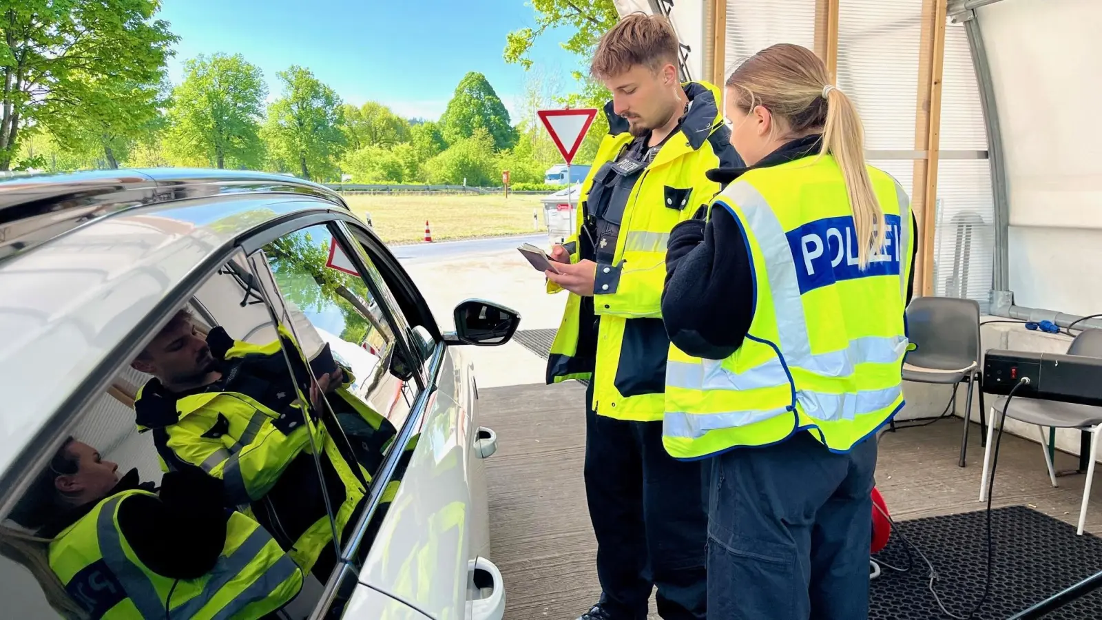 Bei einer Einreisekontrolle am Grenzübergang Waidhaus haben Bundespolizisten einen Mann mit gefälschtem Führerschein aus dem Verkehr gezogen. Die Fahrt war für ihn dann schnell beendet. (Symbolbild: Gabi Schönberger [gsb] (gabriele.schoenberger@oberpfalzmedien.de))
