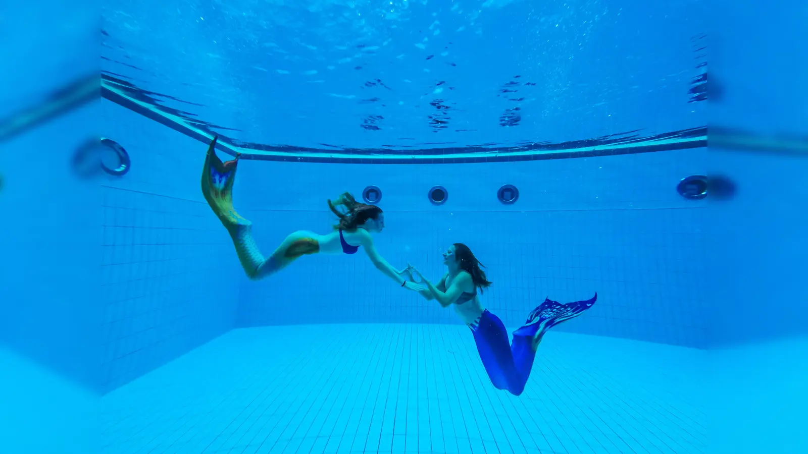 Ein Mal mit Meerjungfrauen schwimmen - das geht im Schätzlerbad.  (Symbolbild: gld)