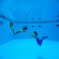 Ein Mal mit Meerjungfrauen schwimmen - das geht im Schätzlerbad.  (Symbolbild: gld)
