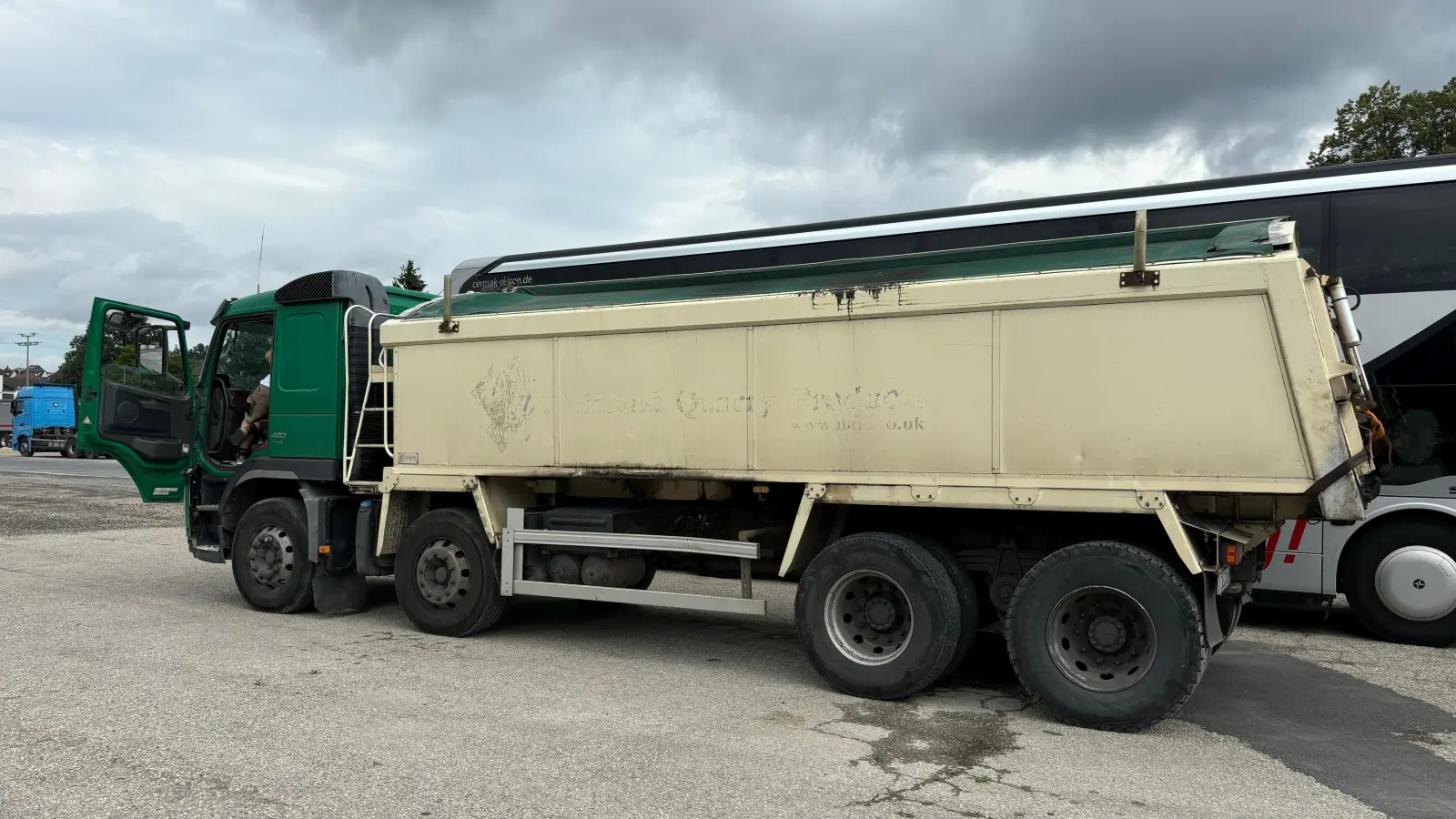 Diesen Laster mit Teer stoppen Beamte der Polizeiinspektion Sulzbach-Rosenberg.  (Bild: Polizeiinspektion Sulzbach-Rosenberg)