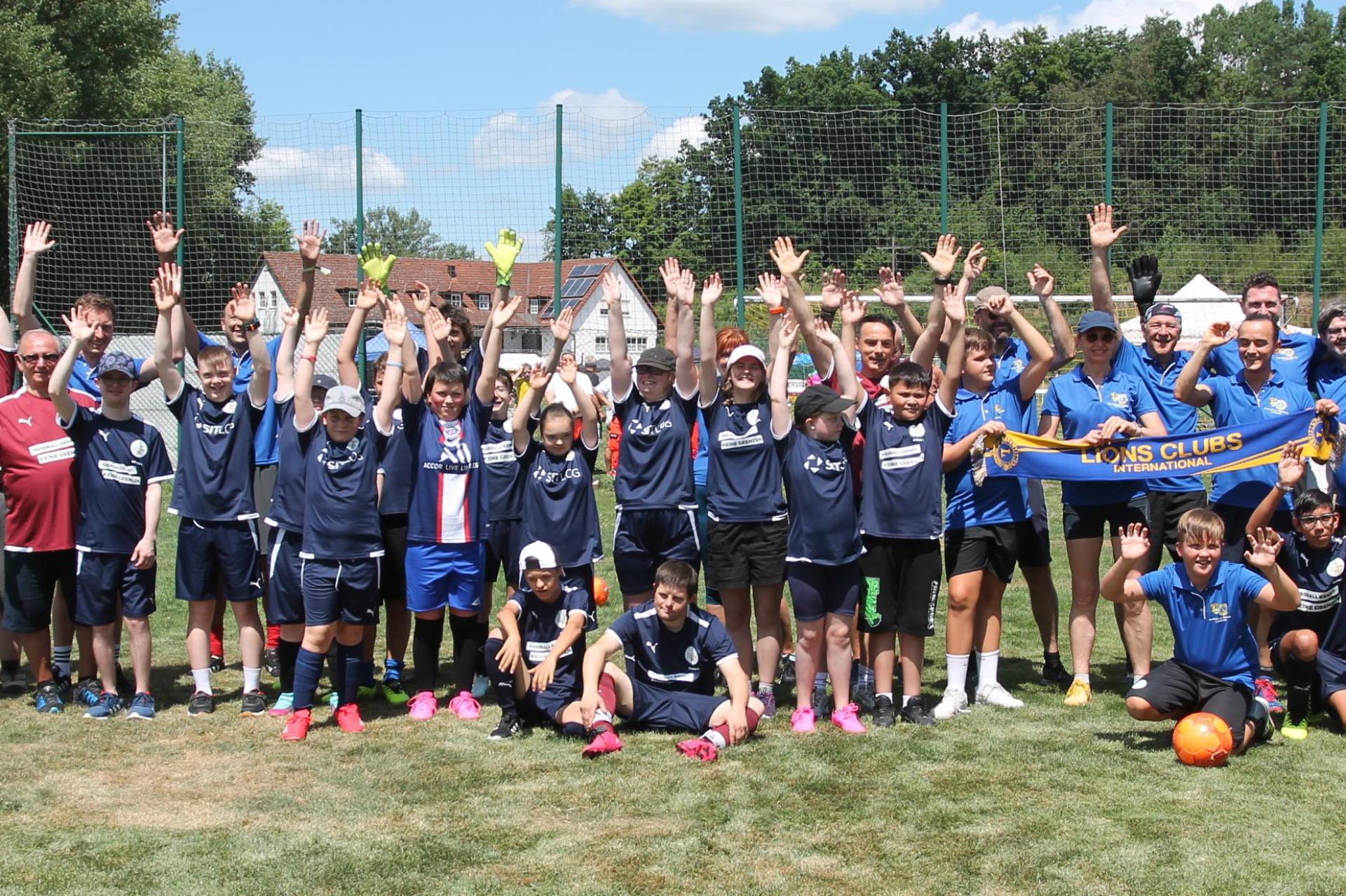 Das Team Bananenflanke (links) und die Mannschaft des Lionsclubs Neustadt/WN stimmen sich auf das Fußballmatch ein. (Bild: pi)