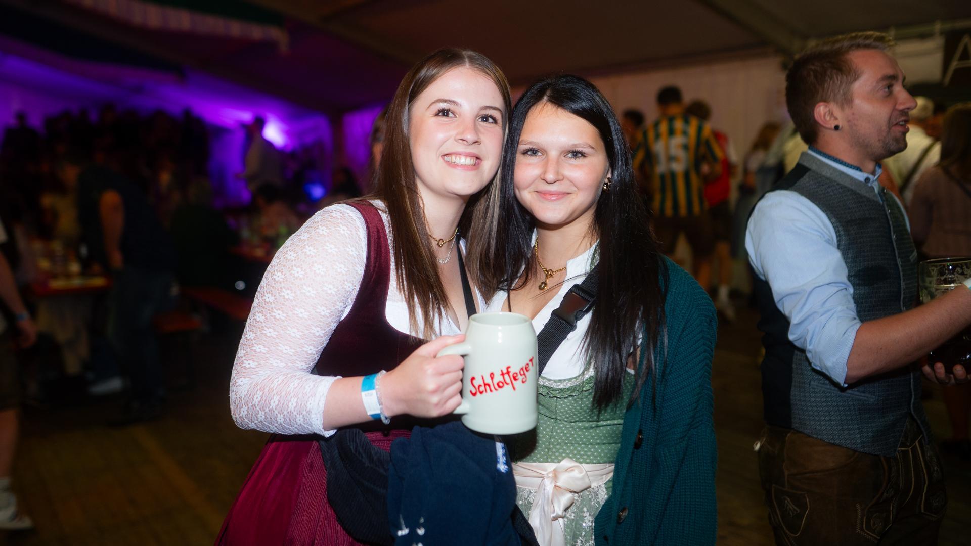 Die Quertreiber rocken am Samstagabend das Festzelt bei der Kirwa in Wernberg.  (Bild: Hannes Stock)