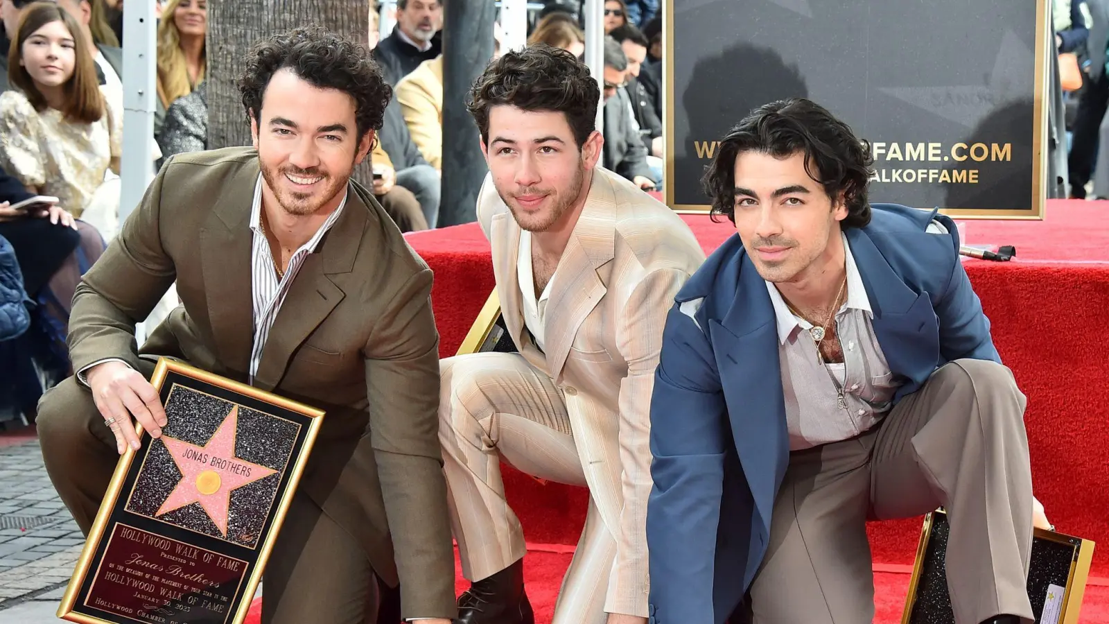 Kevin, Nick und Joe Jonas wurden jung berühmt - und mit unangemessenen Fragen konfrontiert. (Archivbild) (Bild: Jordan Strauss/Invision via AP/dpa)