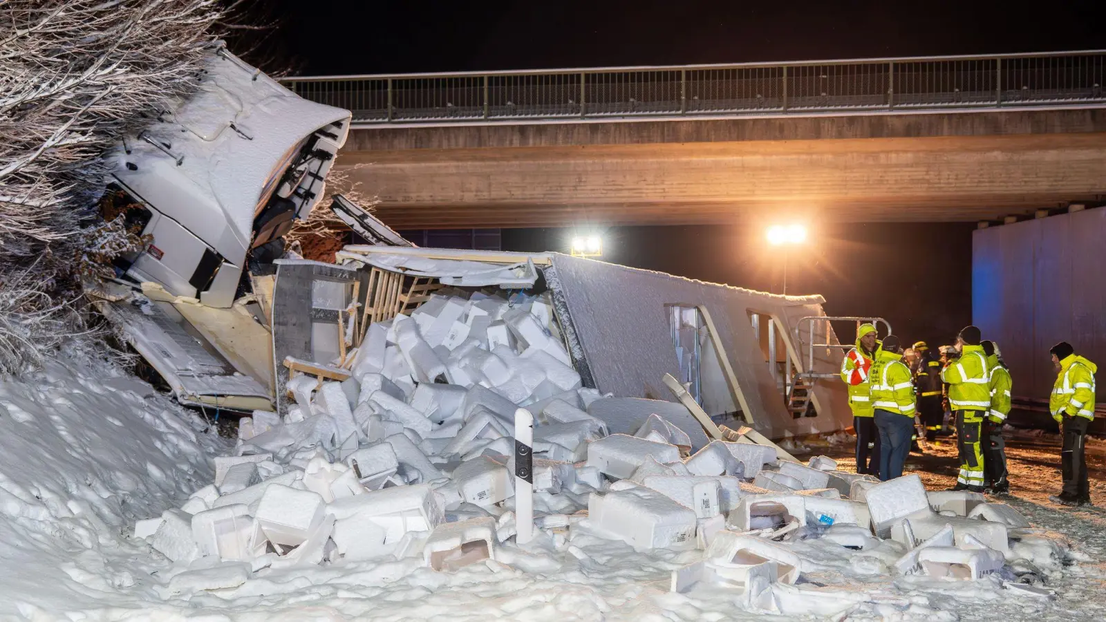 Auf der A 93 bei Wernberg-Köblitz kam ein mit Lachs beladener Lkw von der Straße ab. (Bild: Lars Haubner/News5/dpa)