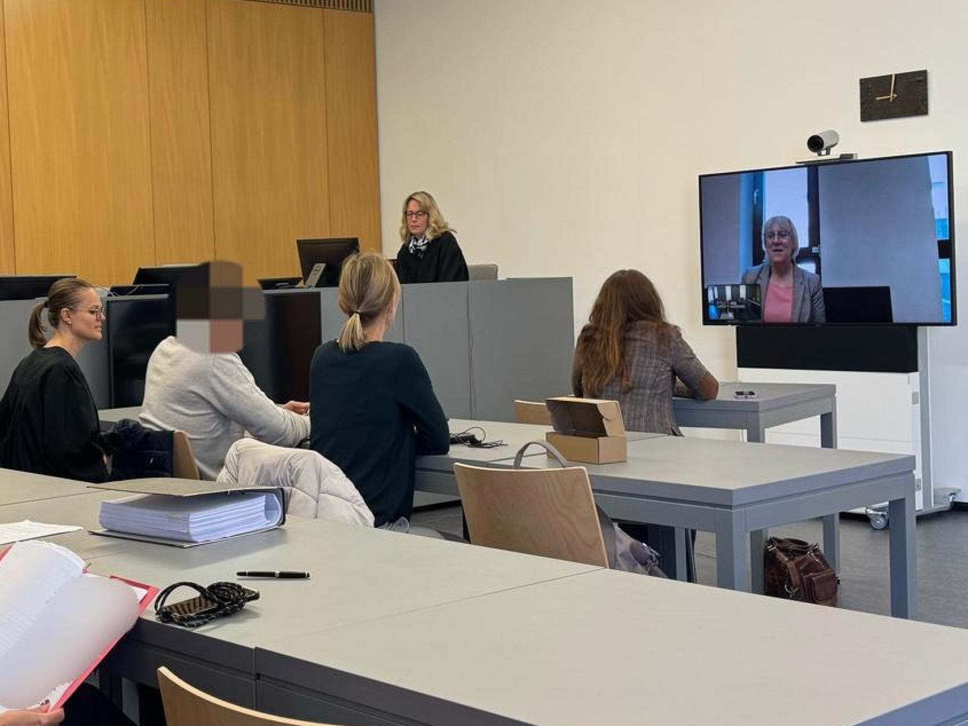 Anstelle des Hauptbelastungszeugen erscheint auf dem Bildschirm im Landgericht in Weiden eine Sprecherin des Gerichts in Polen – der Zeuge ist nicht erschienen. (Bild: Stefanie Tretter)