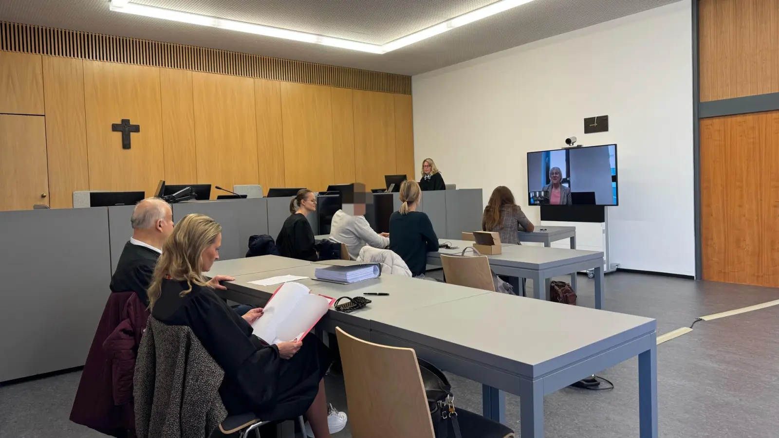 Anstelle des Hauptbelastungszeugen erscheint auf dem Bildschirm im Landgericht in Weiden eine Sprecherin des Gerichts in Polen – der Zeuge ist nicht erschienen. (Bild: Stefanie Tretter)