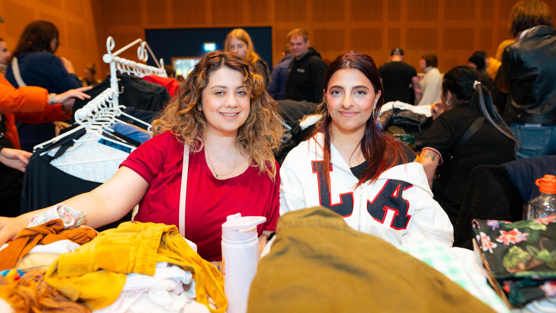 Beim Nachtflohmarkt am Freitag in Neustadt/WN herrschte bis 22 Uhr reges Treiben. (Bild: Hannes Stock)