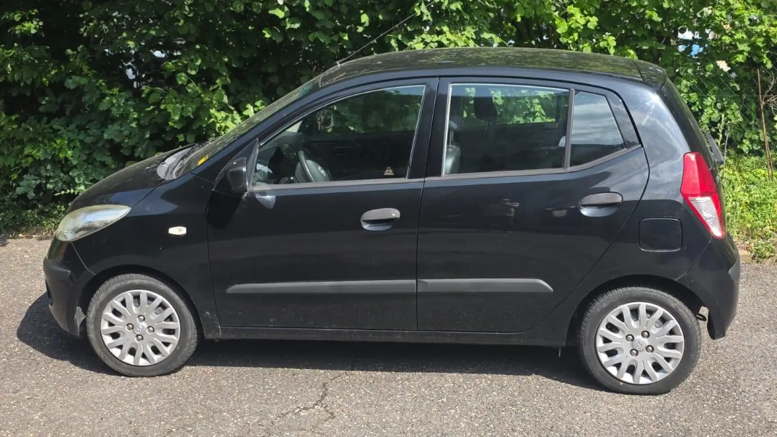 Der verschwundene schwarze Hyundai i10 einer Seniorin aus Weiden löste eine Suchaktion aus. Zehn Tage nach dem Verlust tauchte das Auto auf einem Parkplatz in der Innenstadt auf – zwei Kilometer vom vermeintlichen Parkplatz entfernt.  (Bild: Richard Schnell )
