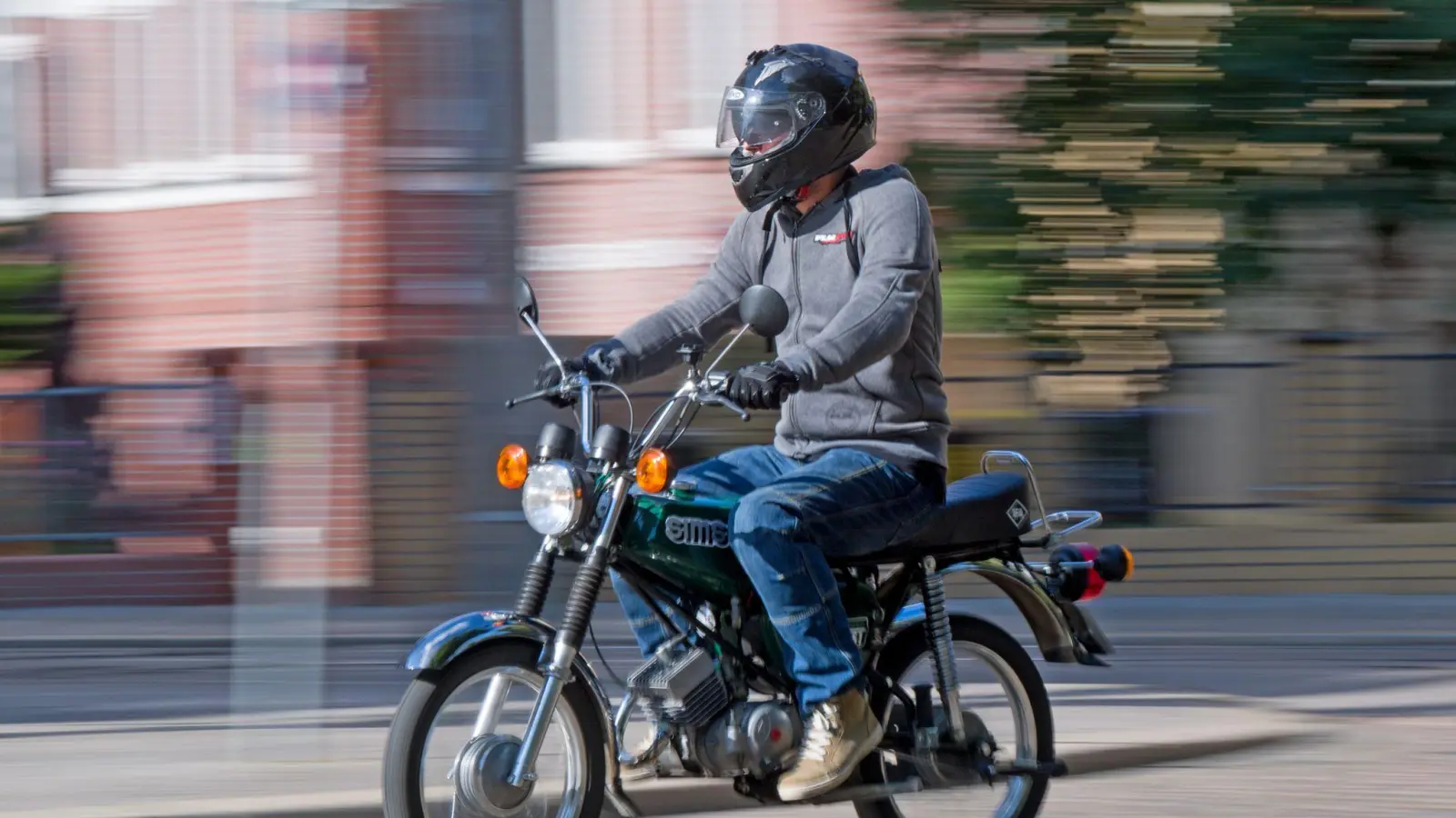 Alle vier Mopedfahrer wurden verletzt. (Symbolbild) (Bild: Hendrik Schmidt/dpa-Zentralbild/dpa)