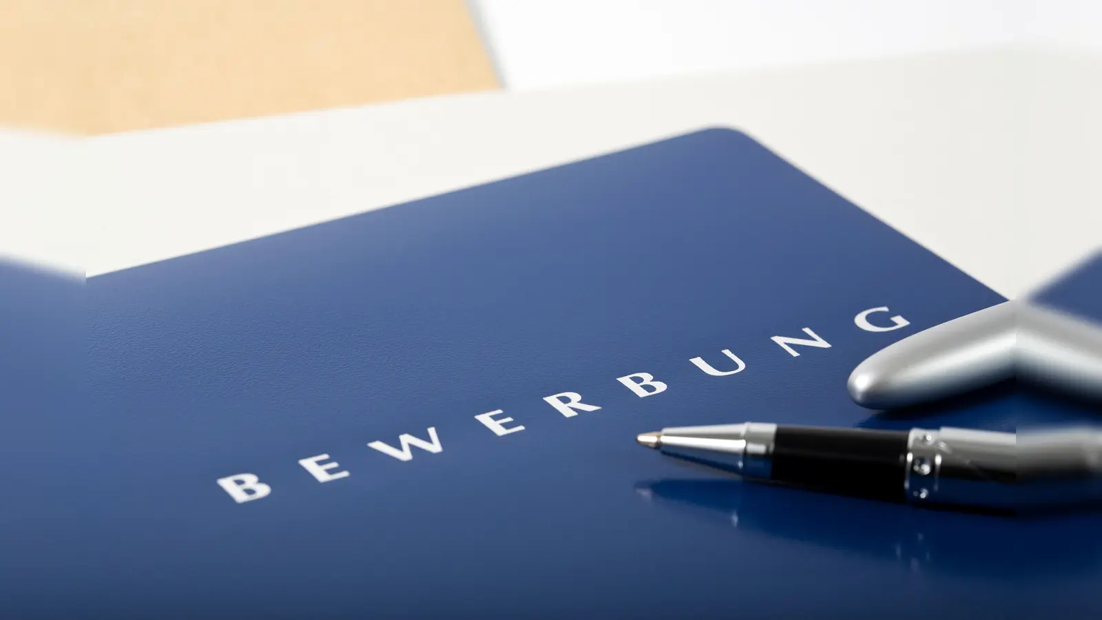 Alle Unterlagen beisammen? Wenn auch beim letzten Check alles passt, kann die Bewerbung rausgehen. (Bild: eyewave - stock.daobe.de)