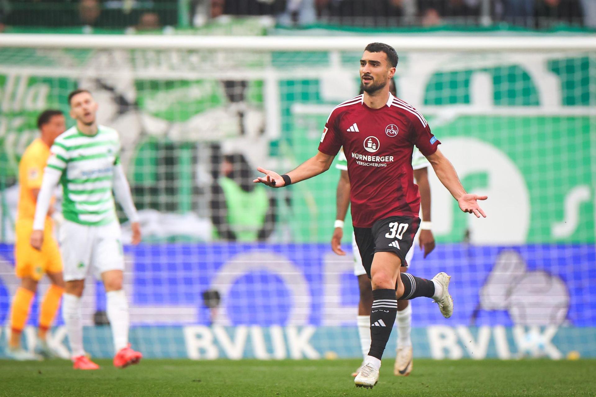 Nürnbergs Stürmer Mahir Emreli sorgt für die Nürnberger Führung. (Bild: Daniel Karmann/dpa)