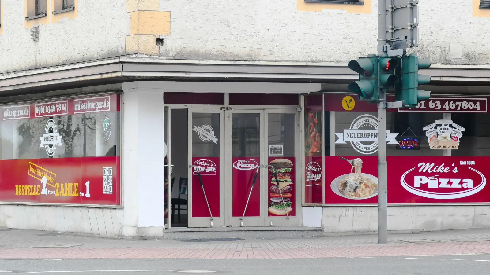 In der Bahnhofstraße 29 in Weiden hat „Mike's Pizza” eröffnet. Zuvor hatte es wegen baurechtlicher Auflagen monatelang Verzögerungen gegeben. (Bild: Gabi Schönberger)