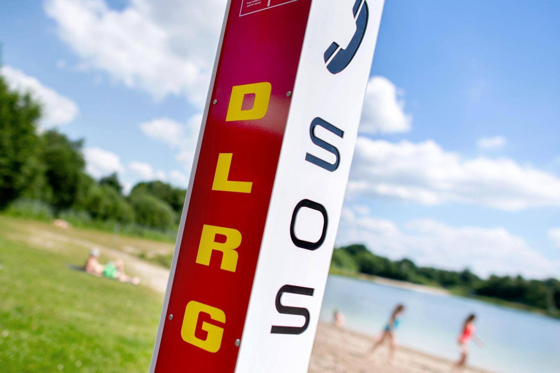  Rettungskräfte der Wasserwacht und der DLRG suchten den Vermissten demnach mit Tauchern, Booten und Sonargeräten. (Symbolbild) (Bild: Hauke-Christian Dittrich/dpa)