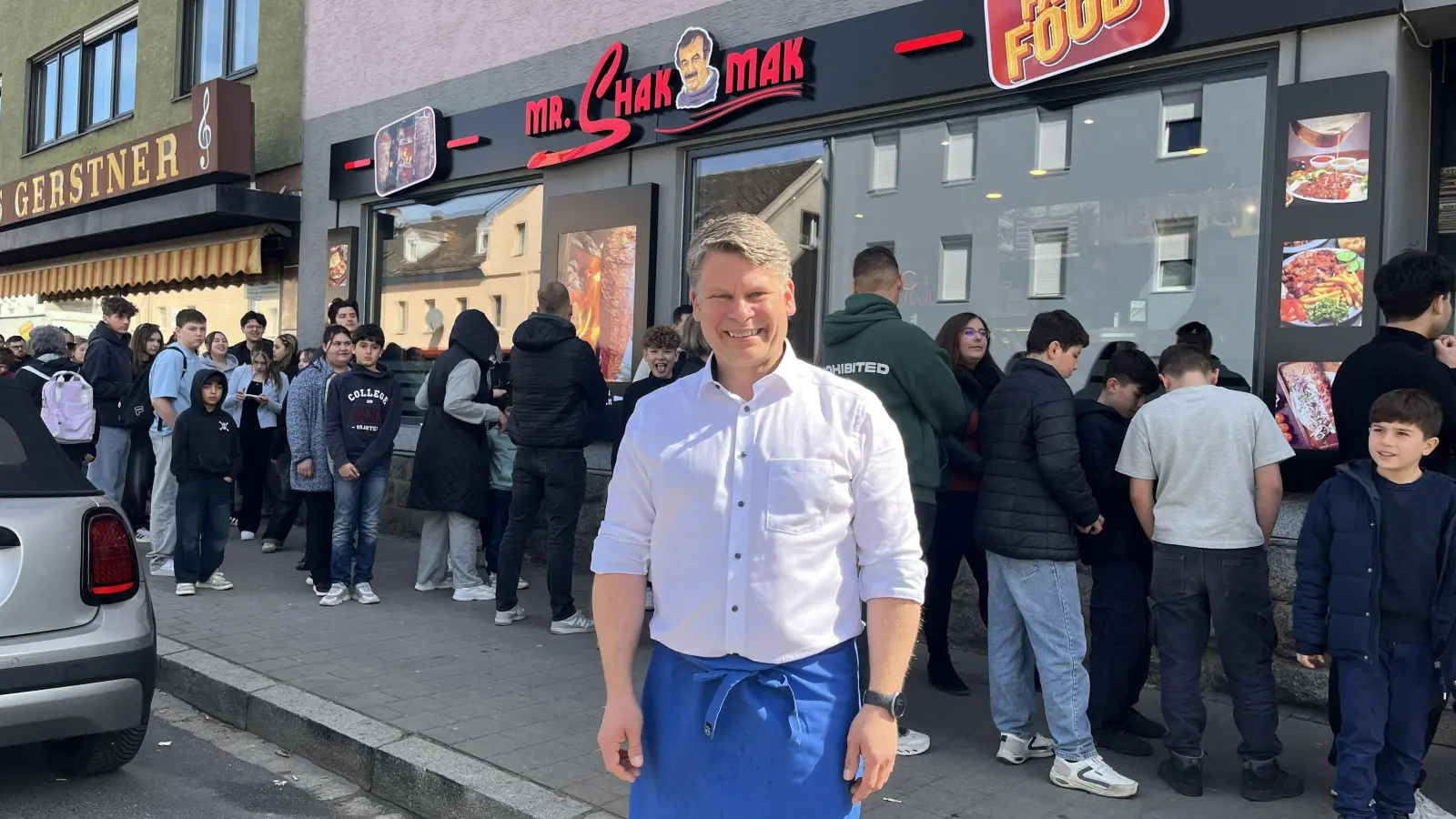 Benjamin Zeitler löste am Donnerstag ein Wahlversprechen ein: einen ganzen Tag lang Döner für drei Euro. (Bild: Noah Wegmüller-Kocher)