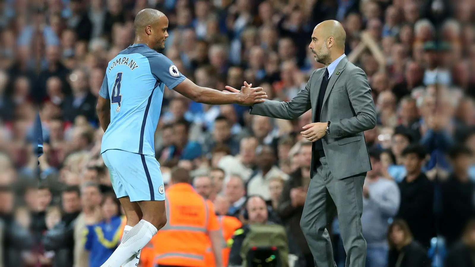 Vincent Kompany (l) und Pep Guardiola verbindet eine besondere Beziehung. (Archivbild) (Bild: Martin Rickett/Press Association/dpa)