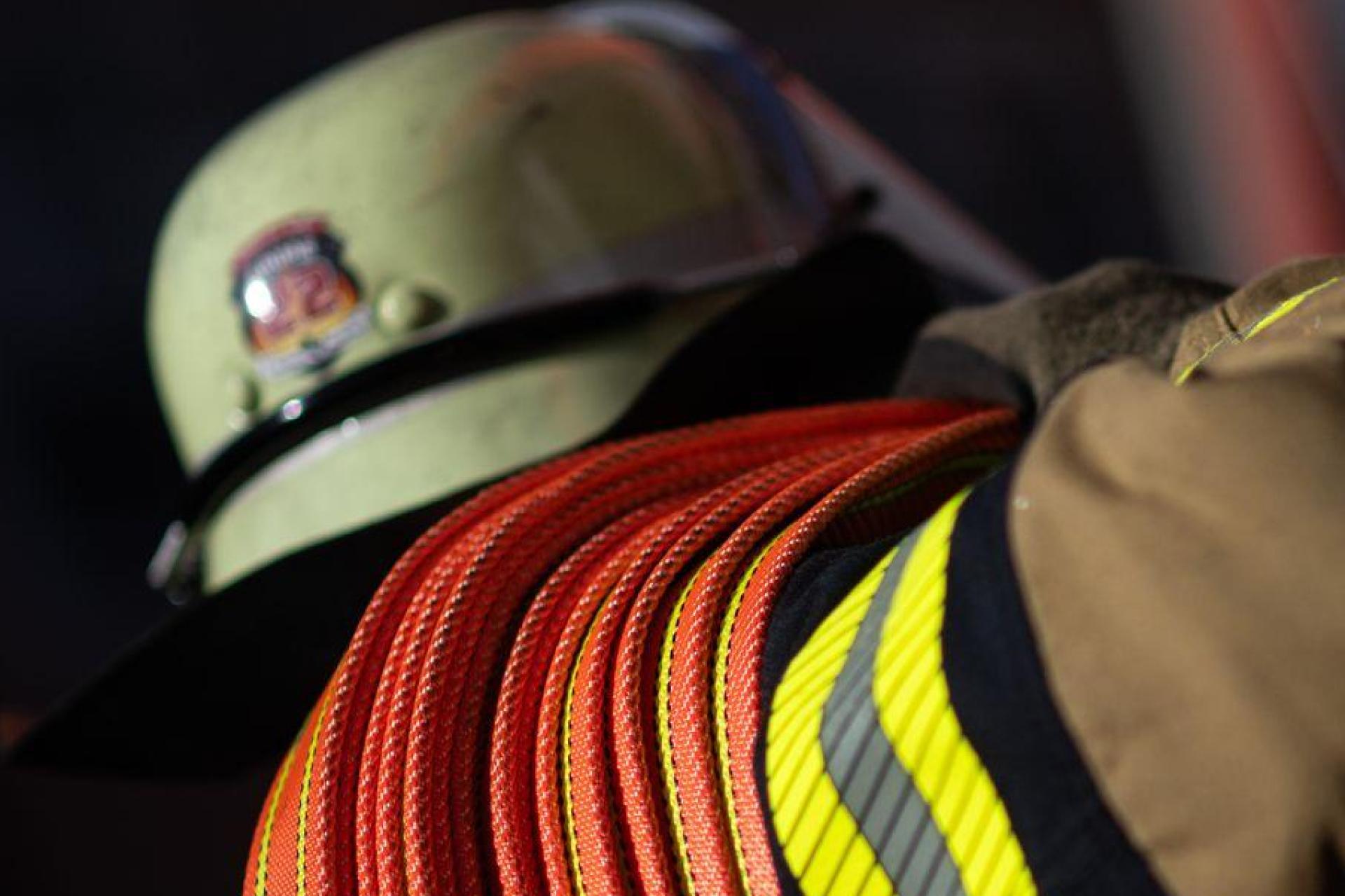 Feuerwehrleute löschen die Flammen auf einem Recyclinghof. (Symbolbild: Marijan Murat/dpa)