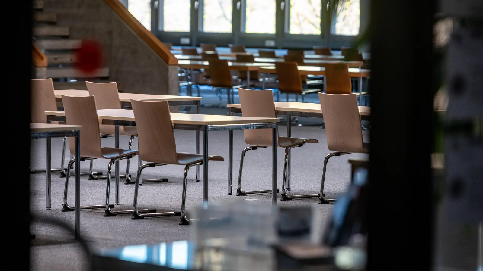 Leere Stühle an der Universität Regensburg: An Bayerns Universitäten und OTH's wird aktuell gestreikt. (Symbolbild: Armin Weigel/dpa)