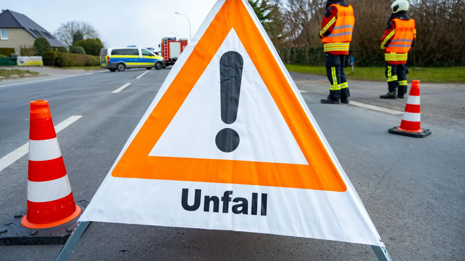 Die A93 ist am Samstagnachmittag bei Weiden nach einem Unfall gesperrt. (Symbolbild: Stefan Sauer/dpa)